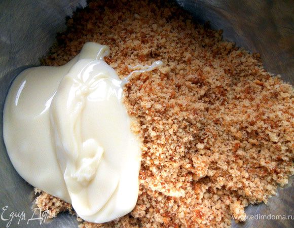 Бисквит предварительно подсушить ***я оставлял при комнатной температуре на ночь - ну, вы знаете, что покупным порой и часа достаточно:)))***. Соединить со сгущенным молоком. 