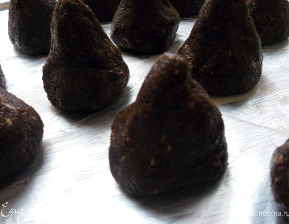 Сформировать конфеты (конусы) и выложить на поверхность, по желанию застланную бумагой для выпечки/фольгой и слегка смазанной маслом. 