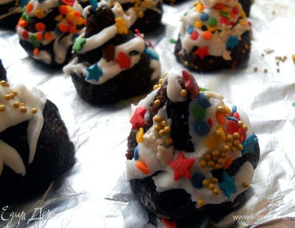 Украсить конфеты помадкой (наносил деревянной палочкой) и присыпать кондитерскими украшениями. Дать помадке схватиться и отправить конфеты в холодильник, до подачи. На 10+- штук. 