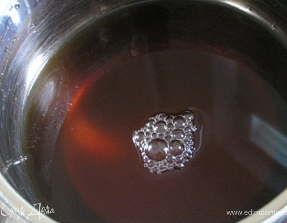 Грибы промойте, замочите на 1–2 часа в 2 л воды. Полученный настой отфильтруйте, поставьте на огонь, добавив 1–1,5 л воды. Грибы повторно промойте, откиньте на дуршлаг.