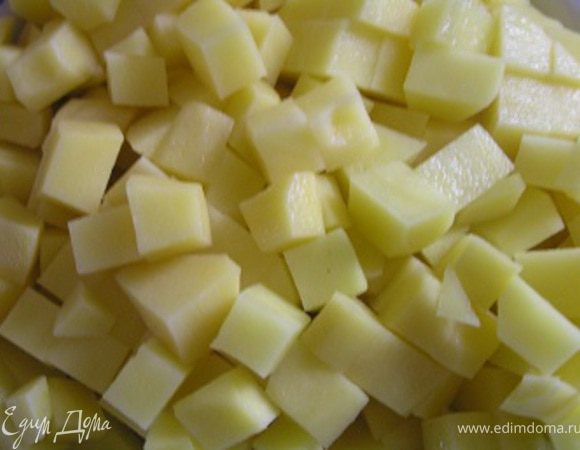 Картофель очистите, нарежьте кубиками, добавьте в кипящий грибной отвар.