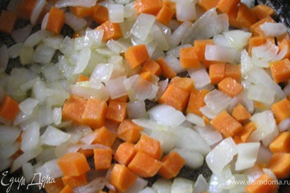 Обжарить лук на растительном масле, добавить морковь,