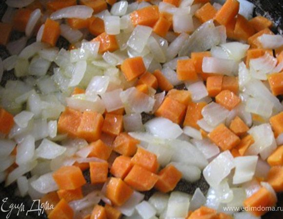 Обжарьте лук на растительном масле, добавьте морковь.