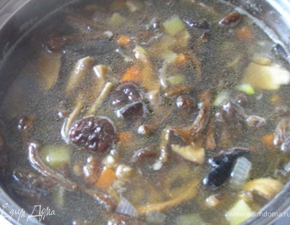 Добавьте зажарку в кастрюлю.