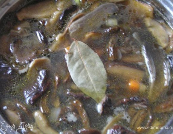 Варите до готовности картофеля. За 5–7 минут до окончания варки добавьте лавровый лист и перец. 