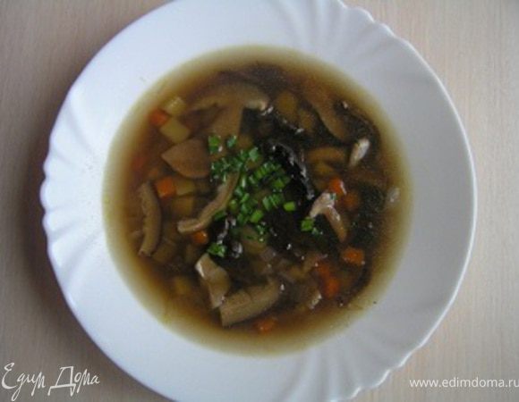 Ароматный грибной суп готов! Подавайте, посыпав зеленью. Приятного аппетита! 