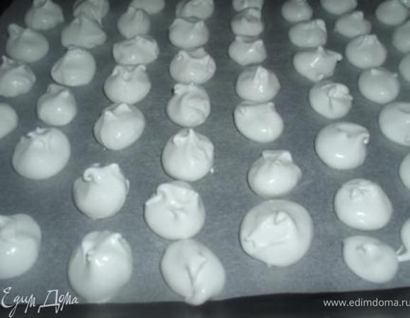 Противни застелить бумагой для выпечки, ложкой выложить белки. Выпекать при 100*С около 1 часа. 