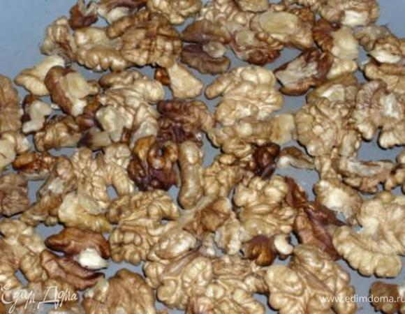 Орехи прокалить на сковороде и крупно порубить. 