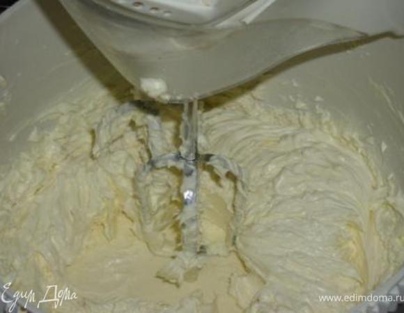 Сливочное масло взбить до пышности (оно должно стать светлее), постепенно ввести сгущенку, добавить одну ложку коньяка и ванилин на кончике ножа.  