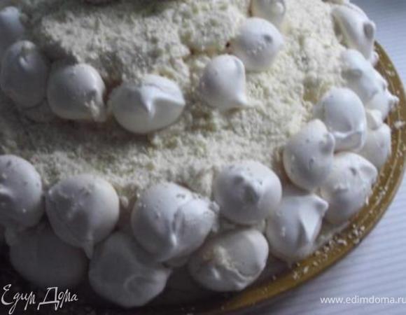 На блюдо нанести немного крема. Выкладывать безе слоями, каждый слой щедро смазывая кремом и посыпая орехами.
Украсить торт можно тертым белым шоколадом и конфетками  "Рафаэлло". 