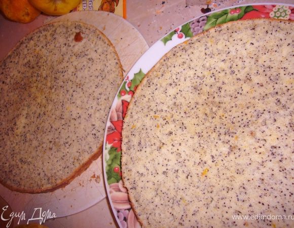 приготовить тесто:масло+сахар+желтки+мак +молоко+мука+белки взбитые/Вылить в форму и в разогретую духовку/180 г/25 мин/остудить/разрезать на 3 коржа