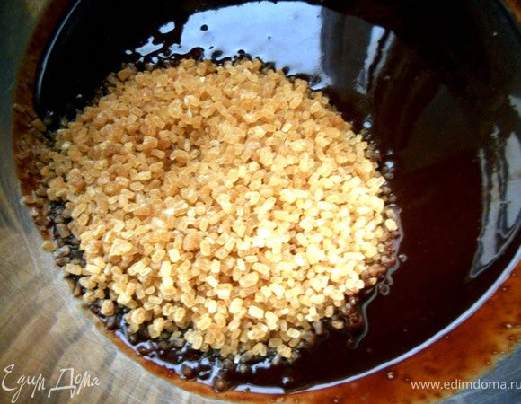 Шоколад с маслом растопить на водяной бане или на медленном огне. Добавить сахар и слегка растереть. 