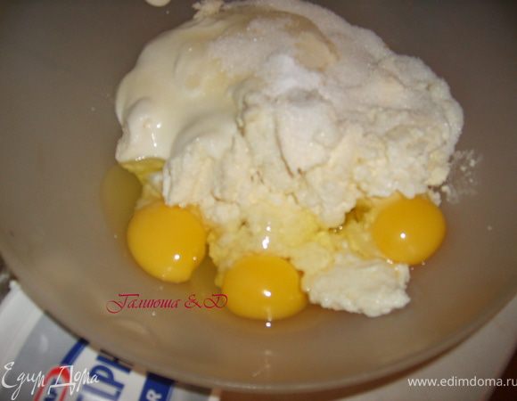 Готовим заливку: Для этого смешиваем , сливочный сыр,творог, сахар, ванильный сахар, яйца и сметану и банановый ароматизатор в течение 15 минут на низкой скорости. * Творог у меня был домашний, поэтому я его не перетирала, если вы будете использовать магазинный, то потребуется его дополнительно перетереть через сито.** Если у вас нет ванильного сахара, используйте обычный ванилин 0.5 ч.л.