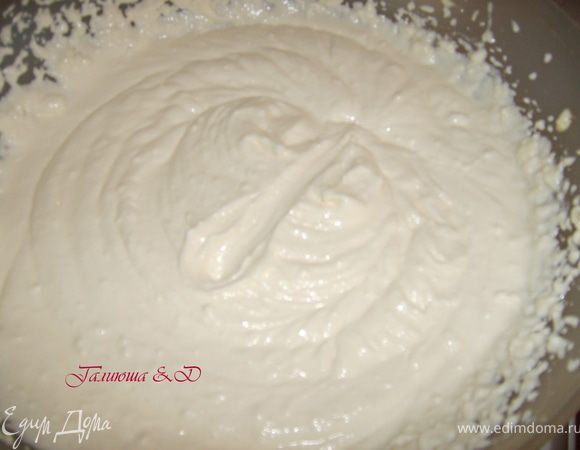 Получится пышная, воздушная масса. Необходимо обязательно смешивать на низкой скорости, чтобы не образовывалось много пузырьков воздуха. Иначе чизкейк у вас хорошо, поднимется, но после осядет.