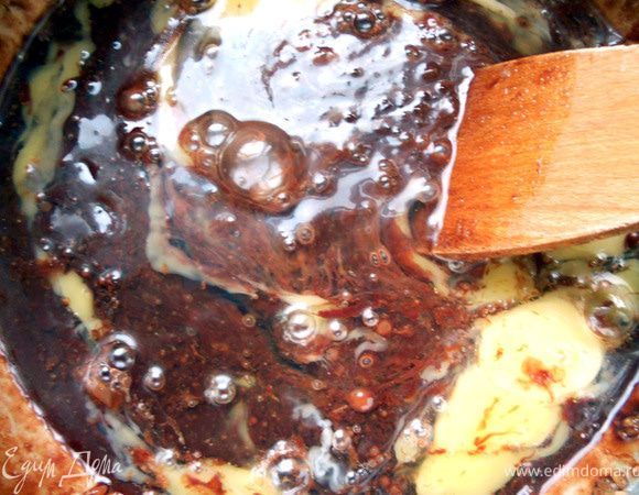 Разбить яйца (предварительно не взбивать) и слегка размешать массу. 