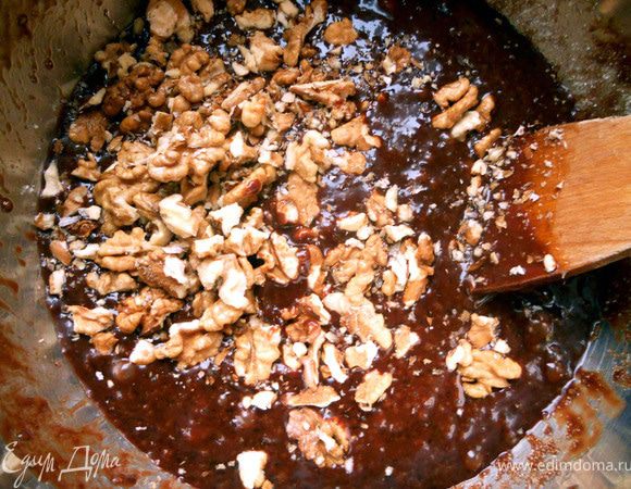 Засыпать крупнопорубленные грецкие орехи. 