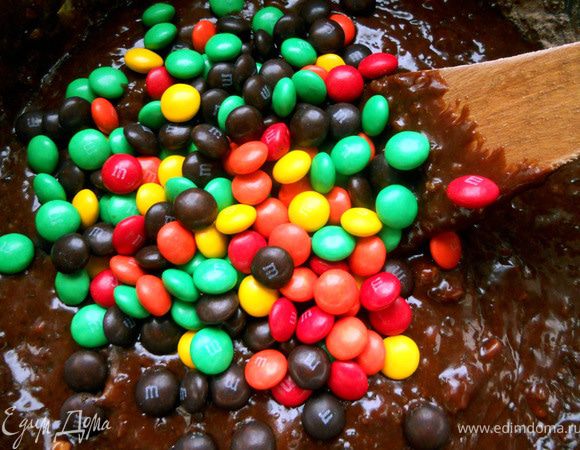 Добавить примерно половину драже, аккуратно (без фанатизма размешать). 