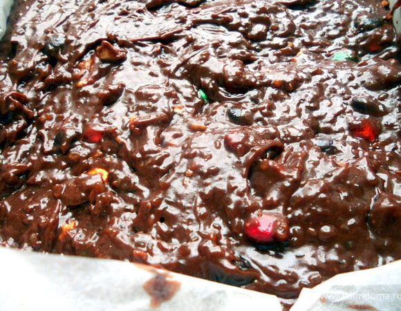 Форму (здесь 25х27 см) для выпекания застелить смазанной маслом бумагой для выпечки. Переложить шоколадную массу, разровнять. Выпекать в предварительно разогретой до 180+- духовке минут 5-10. 