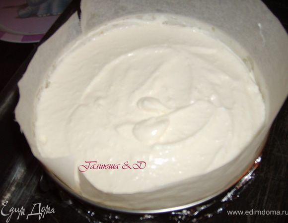 Теперь выкладываем нашу пышную массу на корж. Если у вас есть кулинарная лента (бесцветная узкая полоска слюды), то это очень хорошо, так как ею можно выложить бока круглой формы, у меня, к сожалению не оказалось, поэтому я выложила бока пергаментной бумагой и уже после вылила сырную массу. Это делается для того, чтобы масса после выпекания не прилипла к бокам, и чизкейк у вас не развалился(( 