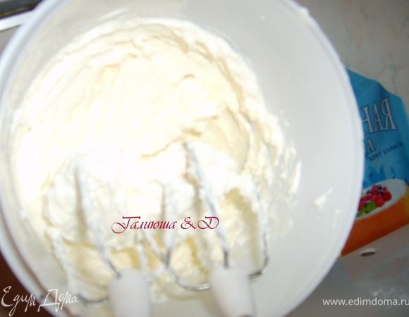 Готовим нашу заливку: Взбить сливки с сахарной пудрой. Если нет пудры, то можно взять и сахар, 50-60гр.
