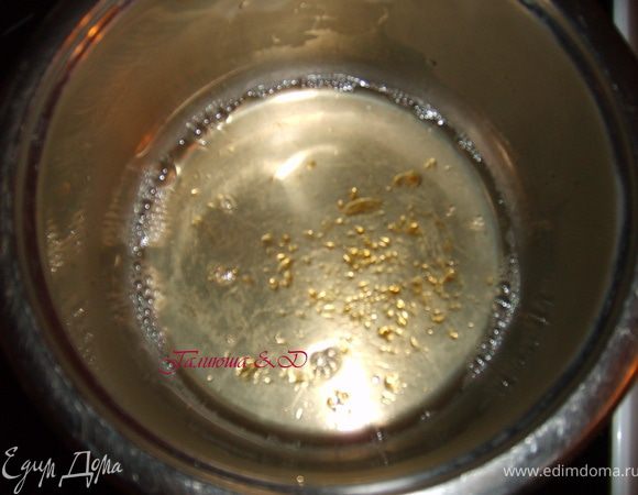 Желатин разводим в горячей воде, по идее он должен был раствориться, но у меня этого не произошло, поэтому я его просто подогрела, (НЕ ДОВОДИТЬ ДО КИПЕНИЯ!), после того, как все гранулы растворятся процеживаем его через сито, это так для подстраховки:)