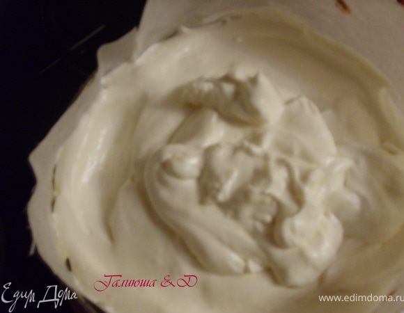 Выливаем нашу заливку поверх чизкейка и снова на холод, до застывания ее.:) Можно! поверхность выровнять лопаткой, а можно оставить как есть, приятными глазу волнами, так сказать!:)Что я и сделала.