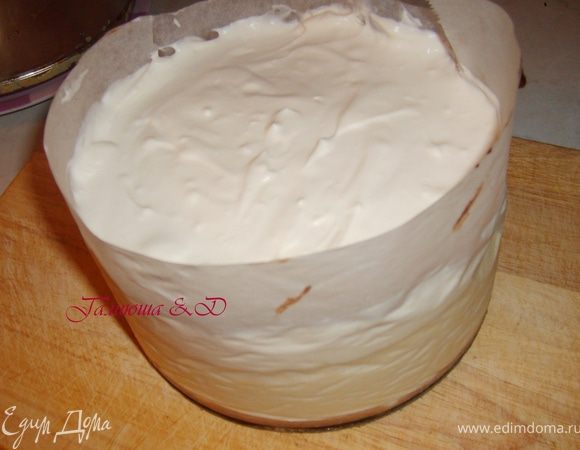 После того, как наша заливка застыла, освобождаем чизкейк от формы.