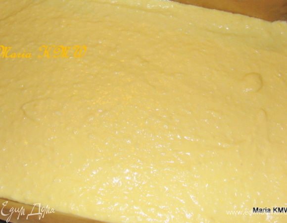 Смешиваем в миске муку, предварительно просеяв ее, с разрыхлителем, 120 граммами кокосовой стружки, сливочным маслом, сахаром, яйцами, добавляем крем фреш и сок апельсина. Тщательно вымешиваем все вместе миксером или венчиком.
Духовку разогреваем до 180 градусов, выкладываем тесто на противень застеленный бумагой для выпечки.