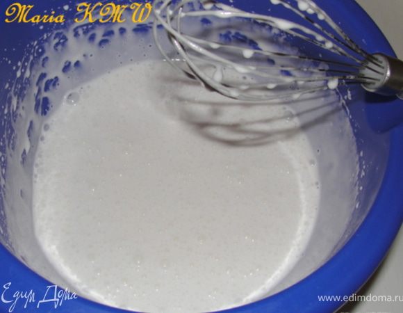 Для крема взбиваем сливки со стабилизатором. Примерно 2/3 манго мелко нарезаем кубиками. Аккуратно смешиваем взбитые сливки, кокосовый сироп и кусочки манго.