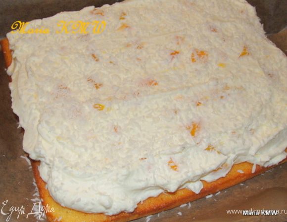 Собираем тортик. Корж разрезаем вдоль на две половинки. Одну смазываем обильно готовым кремом. Укладываем сверху вторую часть, слегка прижимаем. 