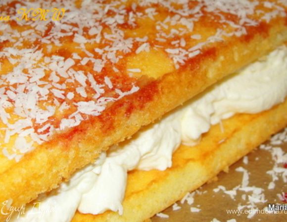 Поливаем верхнуюю часть тортика вишневым или смородиновым сиропом, разведенным водой. Посыпаем оставшейся кокосовой стружкой. Украшаем кусочками манго.