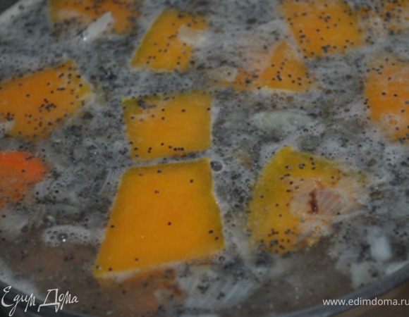 Сложить овощи в кастрюлю, добавить мак, залить кипящей водой и варить 1,5 часа на очень медленном огне.