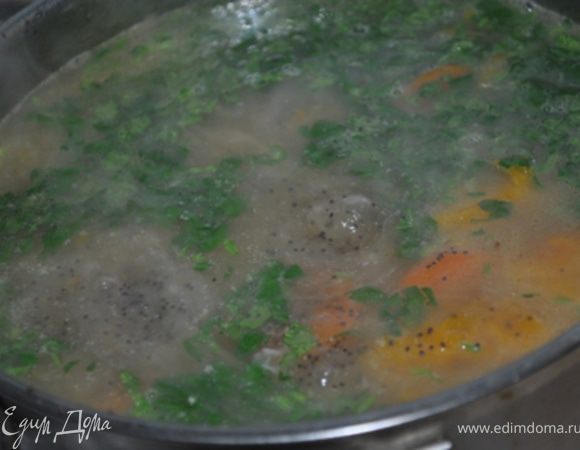 За 10минут до конца варки размять овощи толкушкой и добавить петрушку.