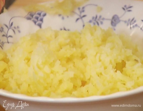 Картофель отварить в мундире, затем почистить и натереть на крупной терке.