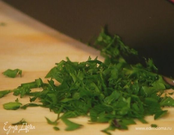 Петрушку мелко порубить.