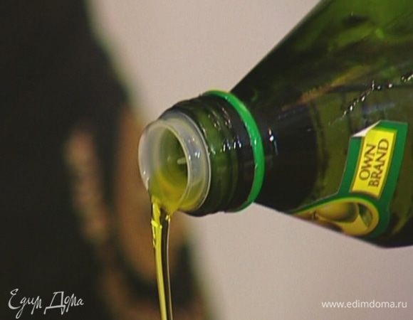 Разогреть в сковороде оливковое масло.