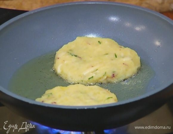Сформировать влажными руками из картофельного теста небольшие биточки и обжаривать по 3-5 минут с каждой стороны.