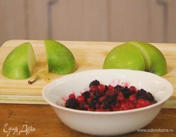 Вырезать сердцевину у яблока.