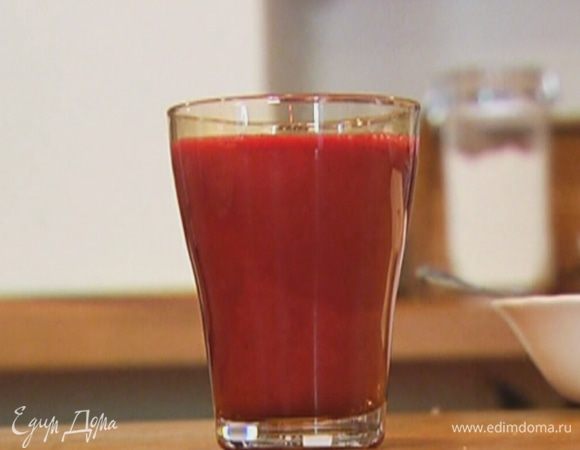 Выжать сок из яблока и ягод.