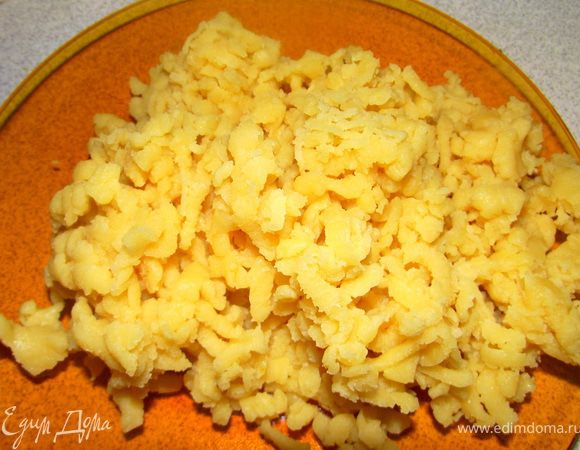 Вытащить меньшую часть из холодильника и натереть на крупной тёрке.