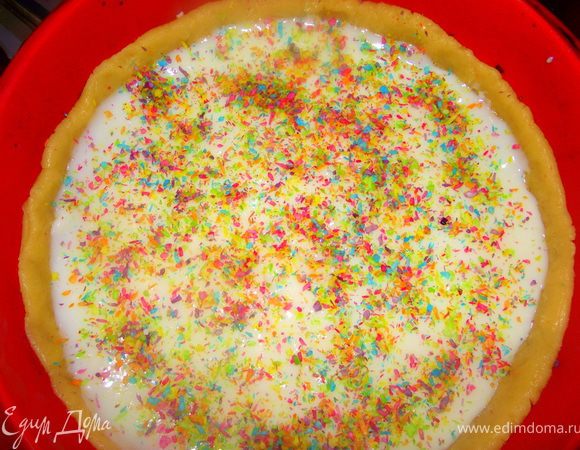 На основу распределить пудинг, сверху посыпать кокосовой стружкой.