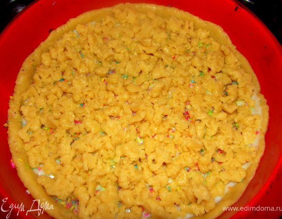 На кокосовую стружку распределить натёртые кусочки. Выпекать при 180 °С, 30 минут.