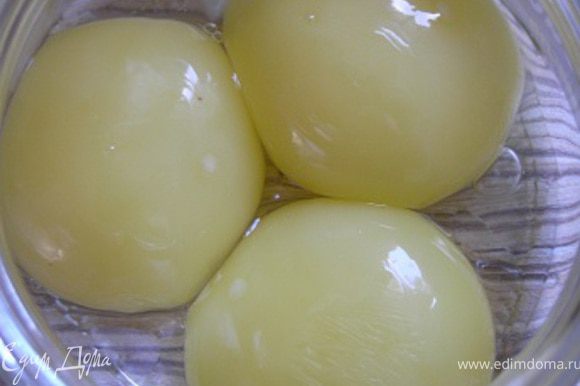 У трех яиц отделить белки от желтков.
