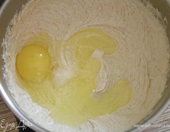 Добавить целое яйцо, взбивать еще 3-4 минуты.