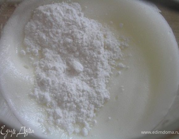 Отдельно взбить белки до пышной пены, добавляя сахарную пудру (30г),