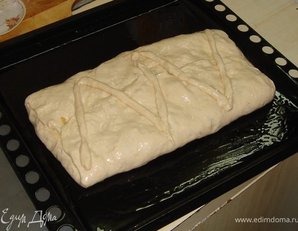 И защипываем по центру. Если есть время и желание, то можно украсить кусочками теста.