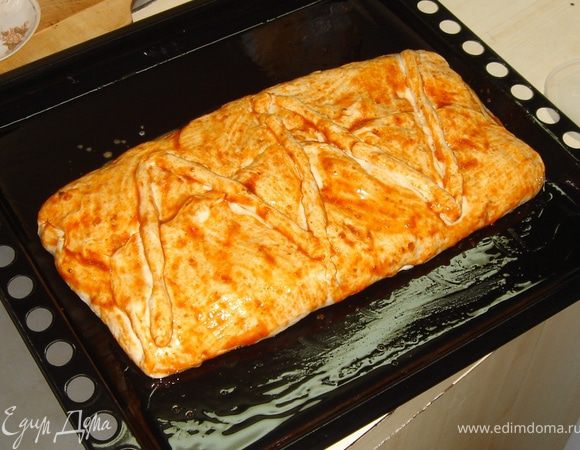 Затем быстренько делаем соус для смазывания и наносим на кулебяку.