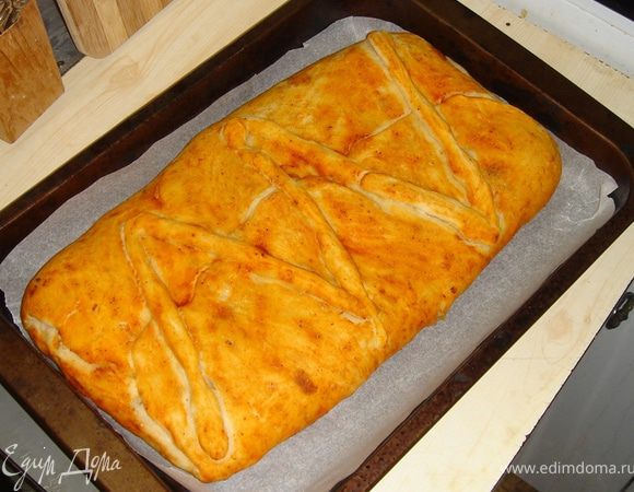 Готовую кулебяку перекладываем на блюдо или на холодный противень и даём остыть!