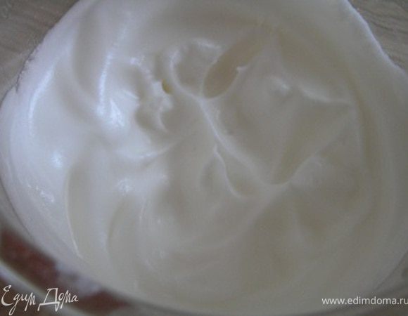 взбить белки до устойчивых форм пик.