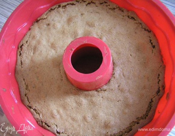 Духовку разогреть до 180*С, затем снизить до 150*С и выпекать кекс 1 час 45 минут. Если поверхность начнет пригорать, прикрыть фольгой.